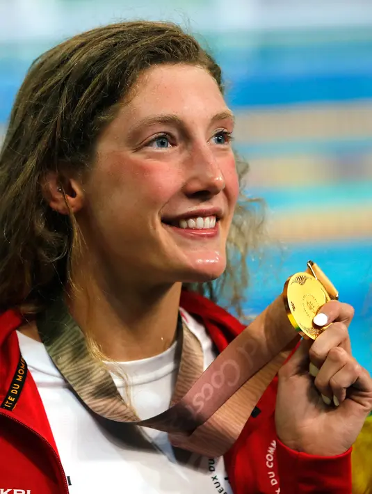 Perenang asal Kanada, Ruck Taylor tersenyum saat meraih medali emas pada kejuaraan renang 200m gaya bebas putri Commonwealth Games 2018 di Aquatic Center di Gold Coast, Australia (5/4). (AP Photo / Mark Schiefelbein)