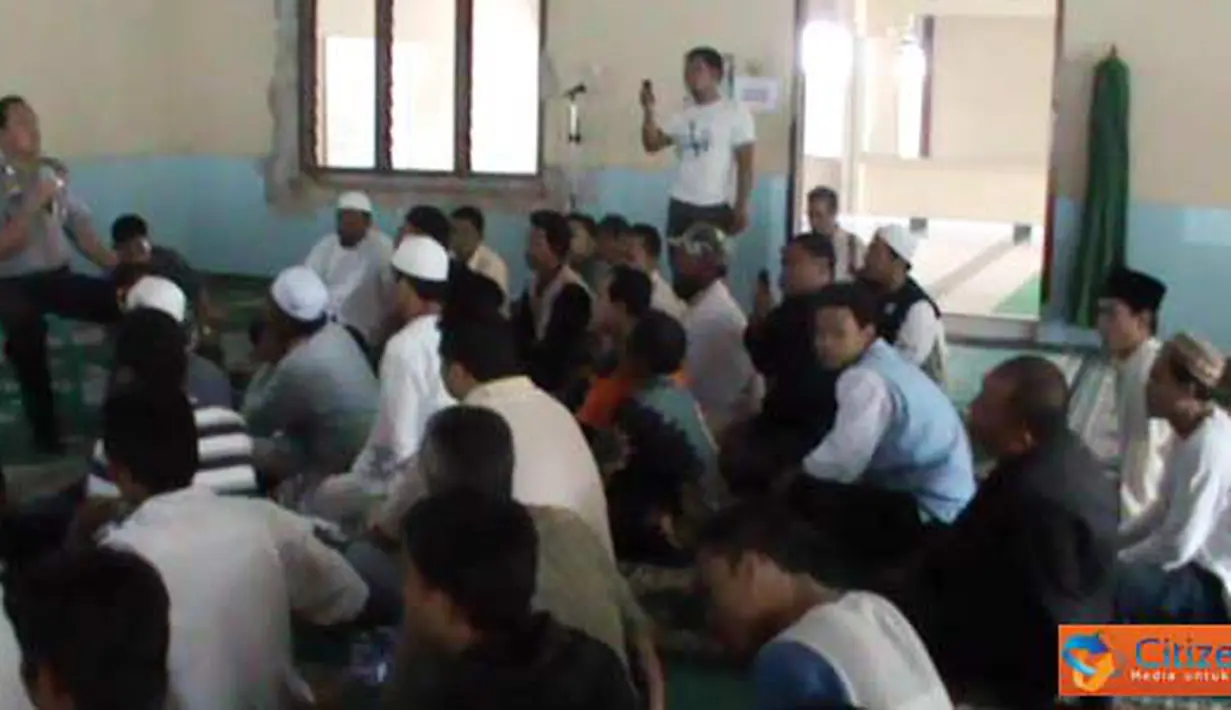 Citizen6, Medan: Massa sebuah organisasi kemasyarakatan berkumpul guna mencegah upaya pembongkaran Masjid Al-Ikhlas di Medan Sumatra Utara. (Pengirim:Afrian Effendi Lubis)