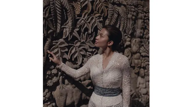 Kebaya Putih dan Senteng Bali 