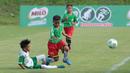 Pemain Al Hidayah (kiri) menghalau bola dari pemain SD Angkasa 9 pada ajang MILO Football Championship 2018 di Lapangan Panahan GBK, Jakarta, (24/3/2018). Sekitar 128 sekolah dasar di Jakarta meramaikan ajang tersebut. (Bola.com/Nick Hanoatubun)