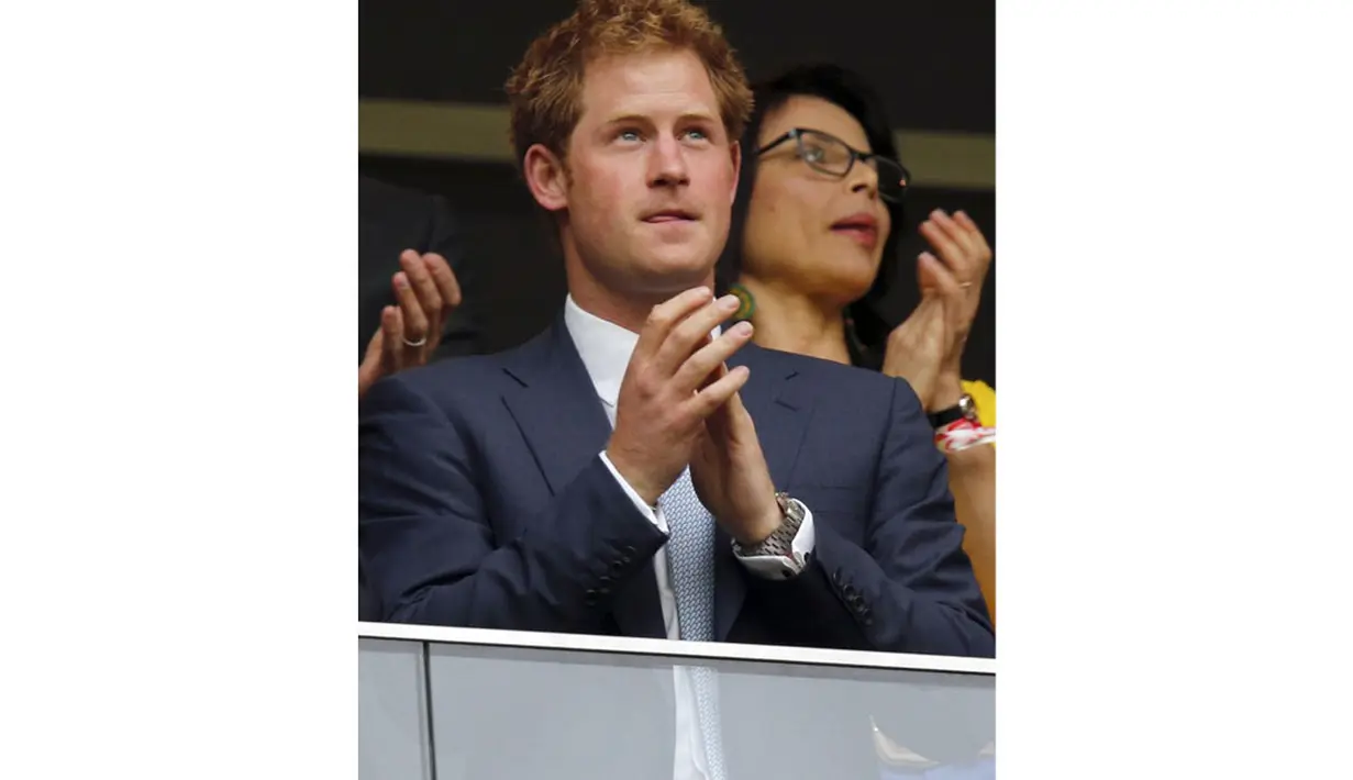 Pangeran Harry (Inggris) terlihat memberikan applaus saat menyaksikan langsung laga Brasil vs Kamerun di Stadion Nasional Brasil, (24/6/2014). (REUTERS/Ueslei Marcelino)