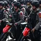 Polisi bersenjata lengkap menghadiri apel pengamanan Pemilu 2019 di Bogor, Jawa Barat, Rabu (10/4). Apel diikuti 4.000 personel gabungan TNI-Polri. (ADEK BERRY/AFP)