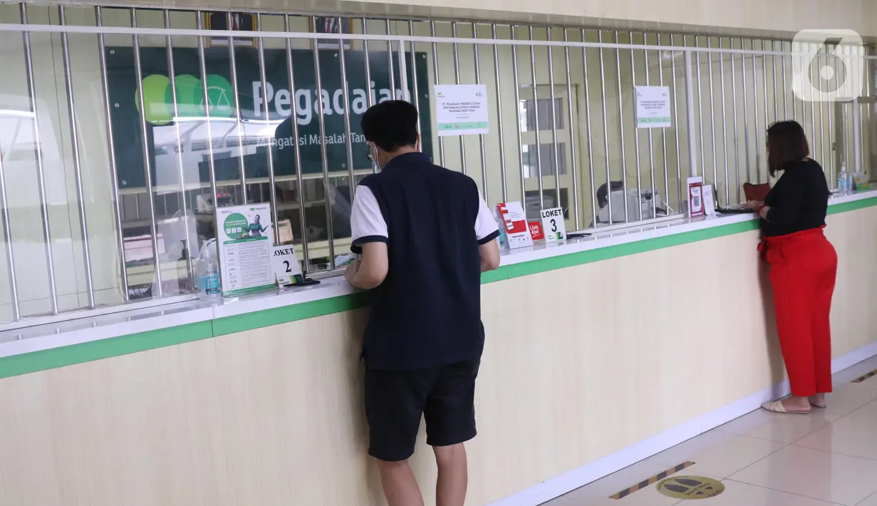Nasabah melakukan transaksi di kantor pegadaian kawasan Jakarta, Rabu (4/8/2021). Pandemi Covid-19 yang masih berlangsung ternyata membuat jumlah nasabah yang menggadaikan barang mereka untuk berbagai kebutuhan sehari-hari meningkat pesat. (Liputan6.com/Angga Yuniar)