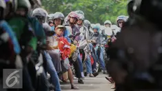 Ribuan pengendara sepeda motor mengantri di pintu Utama untuk memasuki Taman Impian Jaya Ancol, Jakarta Utara, Jumat (6/5). Libur panjang dimanfaatkan warga Jakarta untuk mengunjungi objek wisata di Kawasan Ancol. (Liputan6.com/Gempur M Surya)