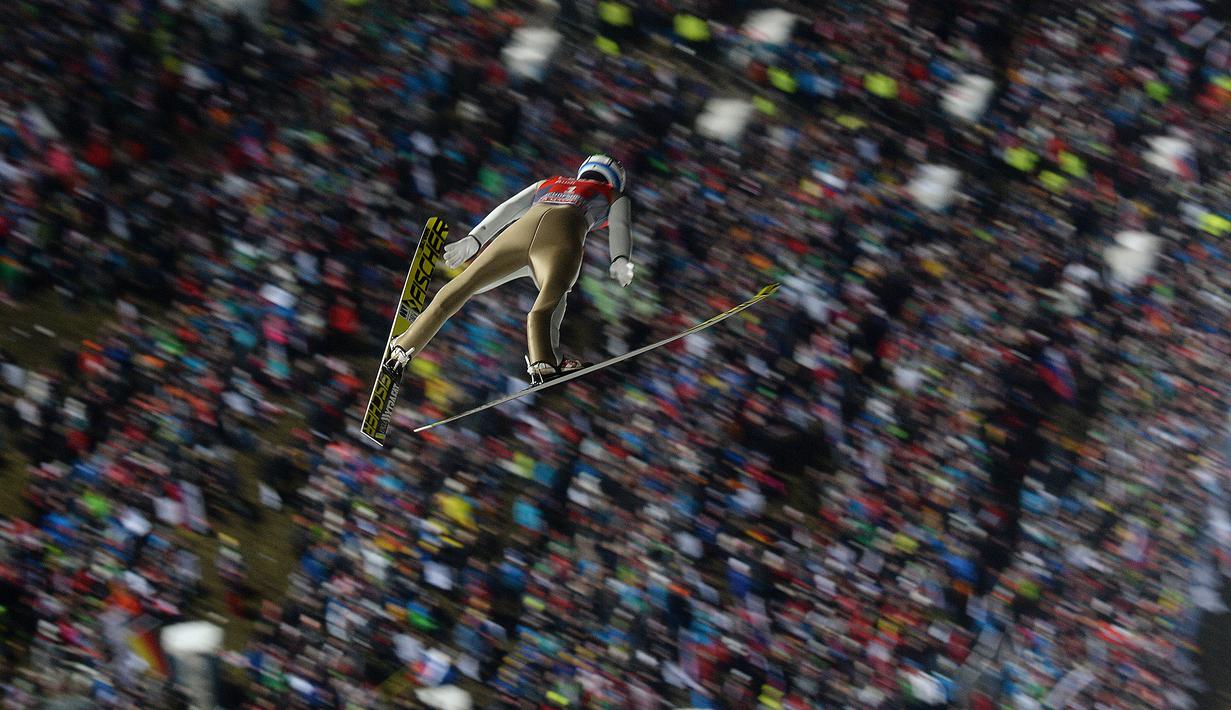 Atlet Norwegia, Kenneth Gangnes, saat beraksi di nomor Four Hills Piala Dunia Ski Jumping 2016 di Bischofshofen, Austria, (6/1/2016). (AFP/Michal Cizek)
