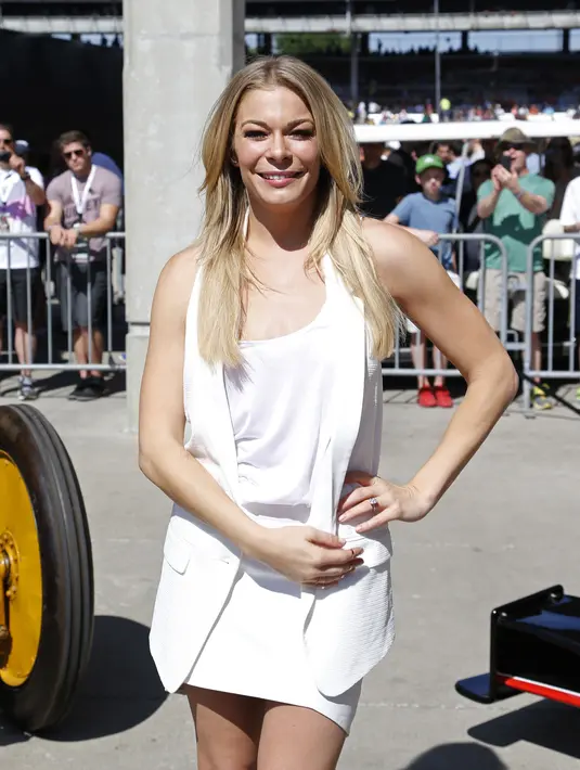 LeAnn Rimes menikah dengan penari bernama Dean Sheremet pada tahun 2002 ketika dia masih berusia 19 tahun. 7 tahun kemudian Rimes tertangkap selingkuh dengan aktor Eddie Cibrian yang membuatnya bercerai dengan Sheremet. (Bintang/EPA)