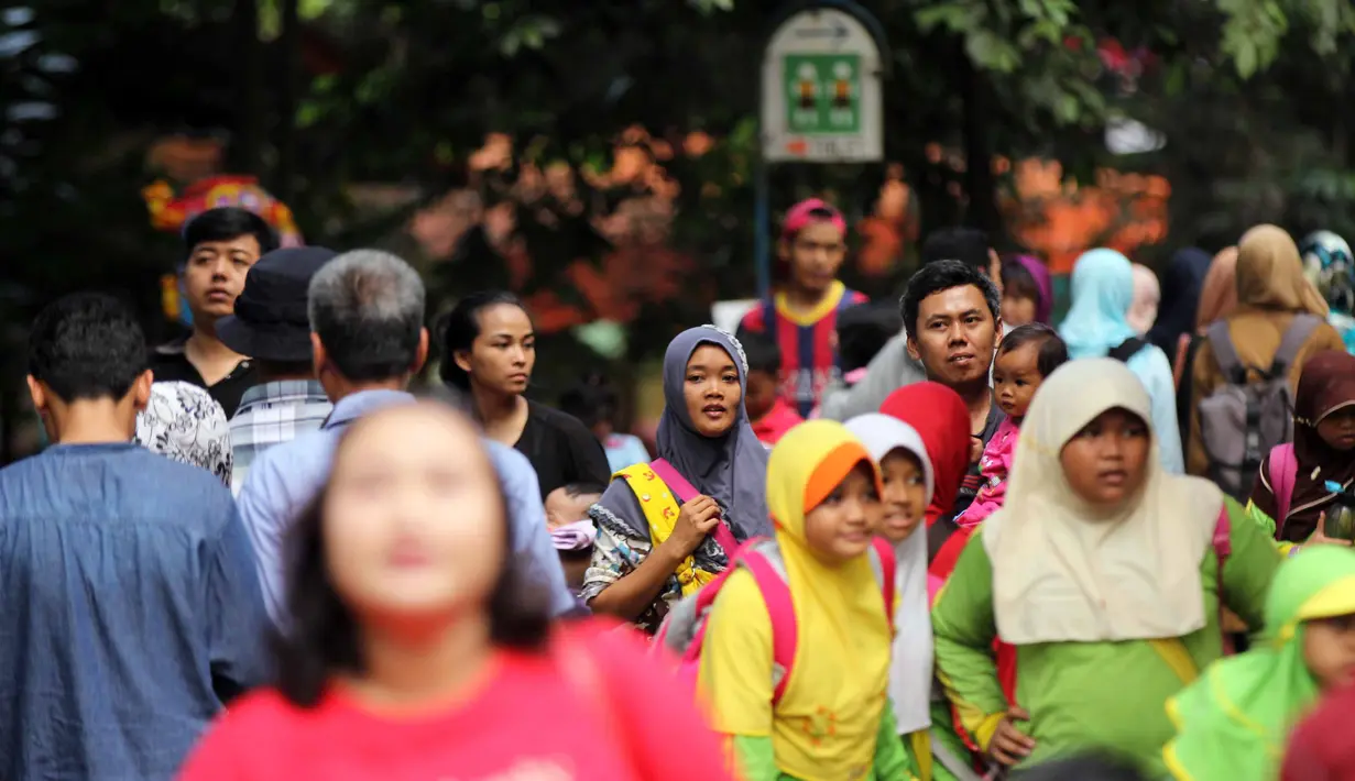 Ragunan dipadati oleh warga Jakarta dan sekitarnya saat libur Kenaikan Isa Almasih, Jakarta, Kamis (14/5/2015). (Liputan6.com/Helmi Afandi)