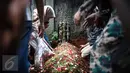 Para kerabat berdoa disamping makam alm Guntoro di Lenteng Agung, Jakarta, Kamis (16/2). Diduga terkena serangan jantung , Guntoro, wartawan foto, Koran Jakarta meninggal dunia saat meliput banjir di daerah Pejaten Timur. (Liputan6.com/Faizal Fanani)