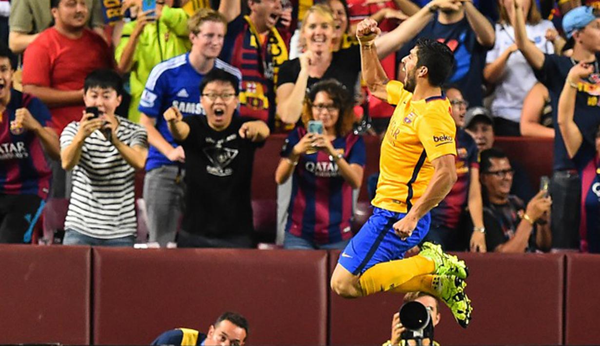 Luis Suarez melakukan selebrasi usai mencetak gol ke gawang Chelsea di International Champions Cup 2015 di Landover, Maryland, Rabu (29/7/2015). Chelsea menang 4-2 lewat adu penalti, usai bermain imbang 2-2 waktu normal. (AFP/NICHOLAS KAMM)