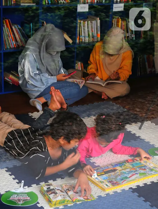 Perpustakaan Taman Literasi Martha Christina Tiahahu menyediakan ribuan koleksi buku bacaan seperti novel, buku pelajaran, buku sejarah, dan buk fiksi ilmiah. Bagi warga yang hendak berkunjung dapat membaca semua koleksi buku dengan ruang baca yang nyaman dan disediakan fasilitas meja dan kursi. (merdeka.com/Imam Buhori)