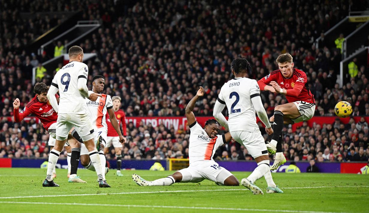 Pemain Manchester United, Victor Lindelof, mencetak gol ke gawang Luton Town pada pekan ke-12 Premier League 2023/2024 di Stadion Old Trafford, Sabtu, (11/11/2023). Satu-satunya gol di laga ini dicetak oleh Victor Lindelof. (AFP/Oli Scarff)
