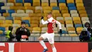 Selebrasi pemain muda Arsenal, Emile Smith Rowe usai mencetak gol pertama ke gawang Vorskla pada laga lanjutan Grup E Liga Europa yang berlangsung stadion NSK Olimpiyskiy, Kyiv, Jumat (30/11). Arsenal menang atas Vorskla 3-0. (AFP/Sergei Supinsky)