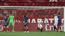 Pemain Sevilla, Marcos Acuna, melakukan selebrasi usai mencetak gol ke gawang Atletico Madrid pada laga Liga Spanyol di Stadion Ramon Sanchez-Pizjuan, Minggu (4/4/2021). Sevilla menang dengan skor 1-0. (AP Photo/Angel Fernandez)