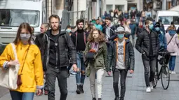 Orang-orang mengenakan masker berjalan di Lille, Prancis utara, (11/5/2020). Prancis mulai melonggarkan pembatasan pergerakan mulai Senin (11/5) melalui "proses yang sangat bertahap" yang akan berlangsung selama beberapa pekan. (Xinhua/Sebastien Courdji)