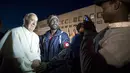 Paus Fransiskus berfoto bersama imigran usai memimpin misa Kamis Putih, di sebuah lokasi penampungan di Castelnuovo, dekat Roma, Italia, Kamis (24/3/2016). (Reuters/ Osservatore Romano)