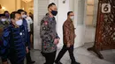 Gubernur DKI Jakarta Anies Baswedan (kanan) saat menerima kunjungan Ketua Umum Partai Demokrat Agus Harimurti Yudhoyono atau AHY (kedua kanan) di Balai Kota DKI Jakarta, Kamis (6/5/2021). Kunjungan AHY untuk silaturahmi dan membicarakan Jakarta. (Liputan6.com/Faizal Fanani)