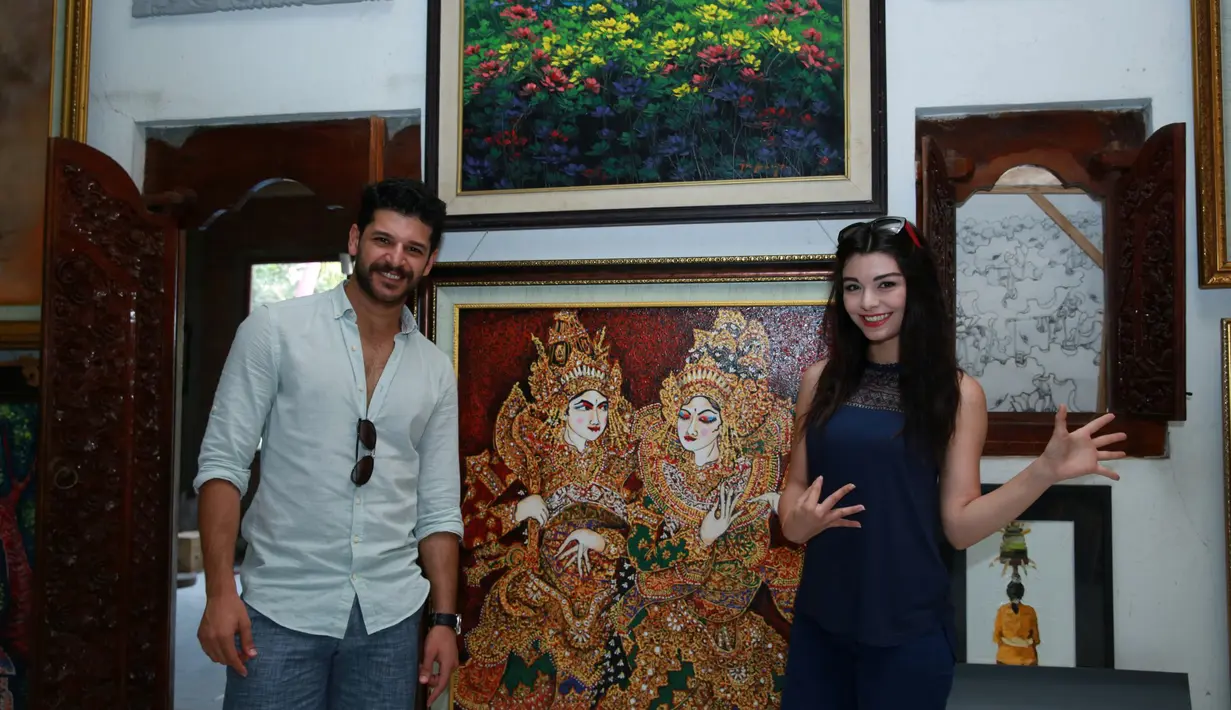 Tampaknya pasangan yang selalu terlihat serasi di serial ‘Elif’ ini antusias dengan liburan mereka ke Bali, keantusiasan pun juga terlihat saat melihat lukisan-lukisan indah di Galeri Semar Kuning, Ubud, Bali, (Deki Prayoga/Bintang.com)