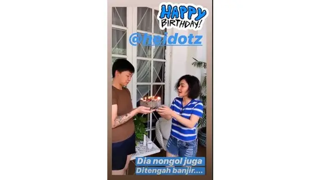 7 Gaya Yuni Shara saat Kebanjiran, Outfitnya Curi Perhatian