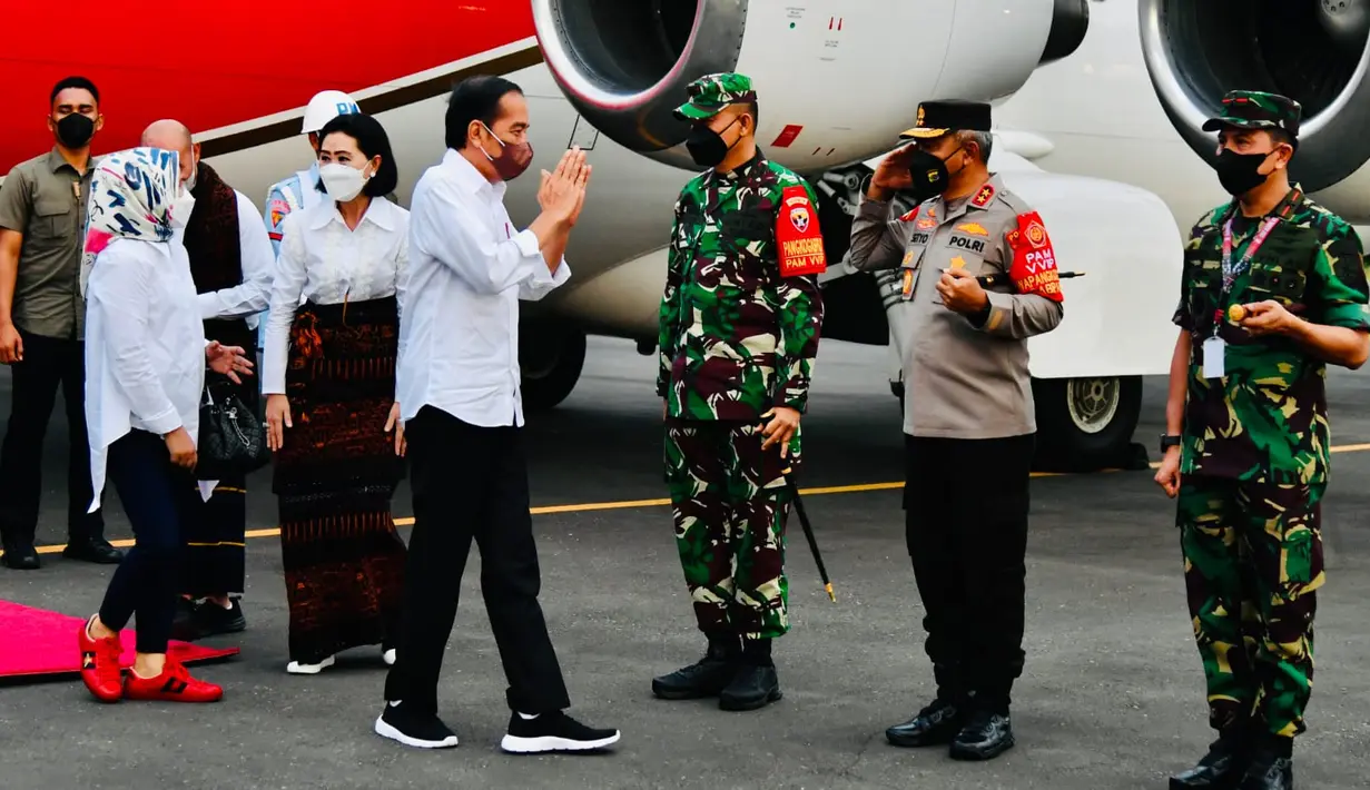 <p>Presiden Joko Widodo dan Ibu Iriana Joko Widodo tiba di Bandar Udara Haji Hasan Aroeboesman, Kabupaten Ende, Provinsi Nusa Tenggara Timur (NTT), Selasa (31/5/2022). Presiden Jokowi dan Ibu Iriana tiba sekitar pukul 17.25 WITA. (Foto: Laily Rachev - Biro Pers Sekretariat Presiden)</p>