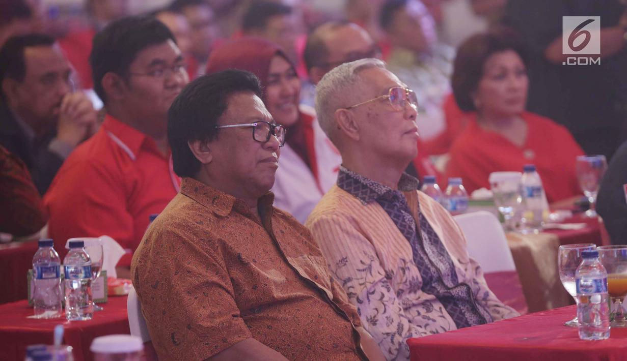 Ketua Umum Partai Hanura Oesman Sapta Odang bersama Mantan Wakil Presiden Tri Sutrisno saat menghadiri acara Syukuran PKPI di Cipayung, Jakarta, Jumat (29/12). (Liputan6.com/Faizal Fanani)
