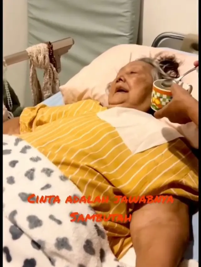 Potret Ibunda Katon Bagaskara yang Sedang Terkena Stroke Ringan, Seru Dihibur Lagu oleh Anak-anaknya