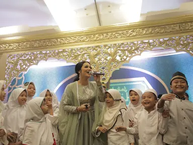 Krisdayanti terlihat begitu ceria saat berada di tengah-tengah anak yatim pada acara buka puasa bersama. Krisdayanti menghibur mereka dengan suara merdunya. Hal itu membuat anak-anak tersebut bahagia dilihat dari mimik wajah yang sedang tersenyum (KapanLagi.com/Nurwahyunan)