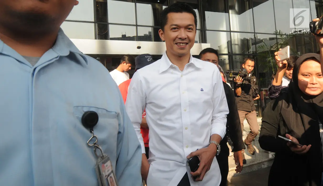 Mantan pemain bulutangkis Indonesia, Taufik Hidayat seusai menjalani pemeriksaan di Gedung KPK, Jakarta, Kamis (1/8/2019). KPK meminta keterangan Taufik Hidayat dalam pengembangan perkara suap di Kementerian Pemuda dan Olahraga (Kemenpora). (merdeka.com/Dwi Narwoko)
