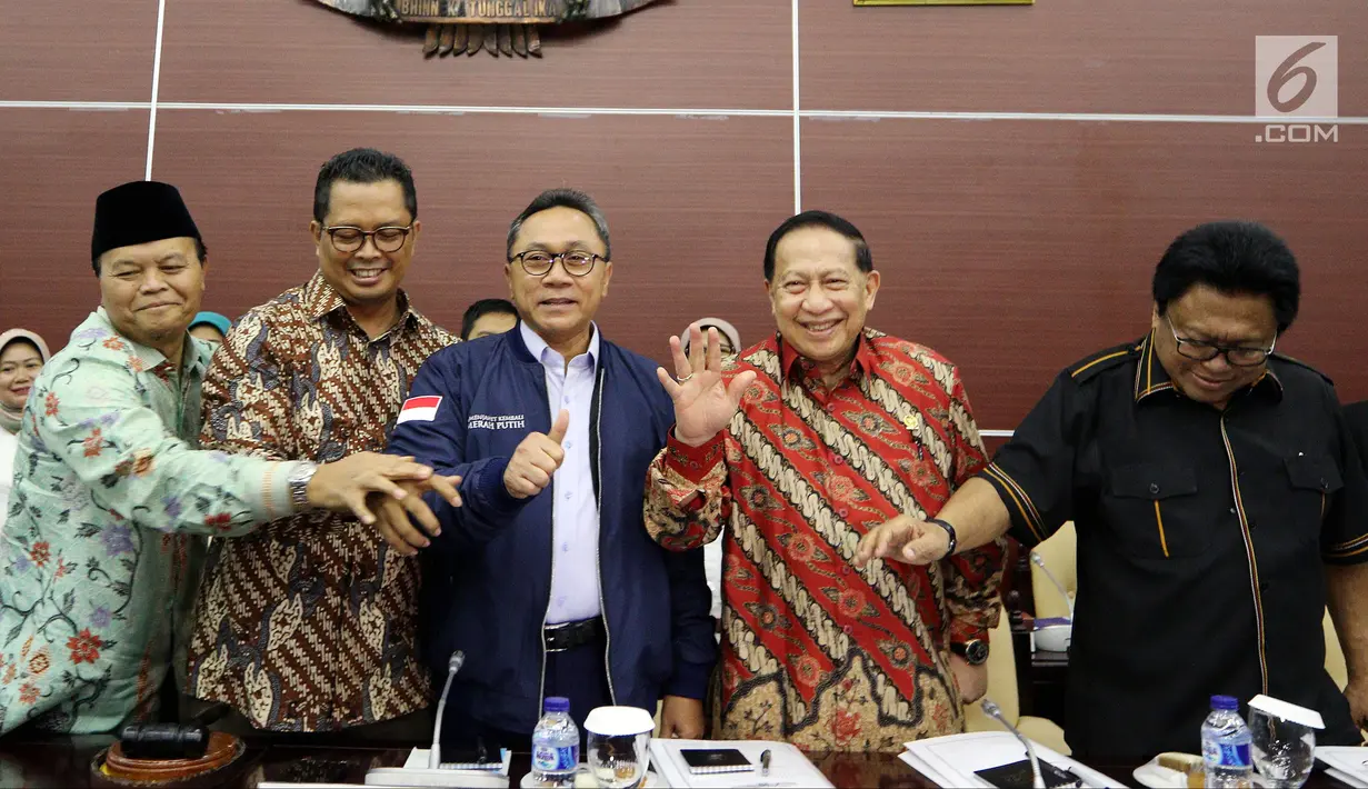 Ketua MPR Zulkifli Hasan (tengah) foto bersama Wakil Ketua MPR Mahyudin (dua kiri), Hidayat Nur Wahid (kiri), EE Mangindaan (dua kanan), dan Oesman Sapta Odang (kanan) dalam Rapat Gabugan MPR RI di Jakarta, Rabu (21/3). (Liputan6.com/JohanTallo)