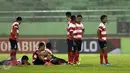 Pemain Madura United tertunduk saat kalah adu tendangan penalti melawan PBFC di laga 8 besar PIala Presiden 2017 di Stadion Manahan Solo, Sabtu (25/2). PBFC unggul 5-4 (0-0). (Liputan6.com/Helmi Fithriansyah)