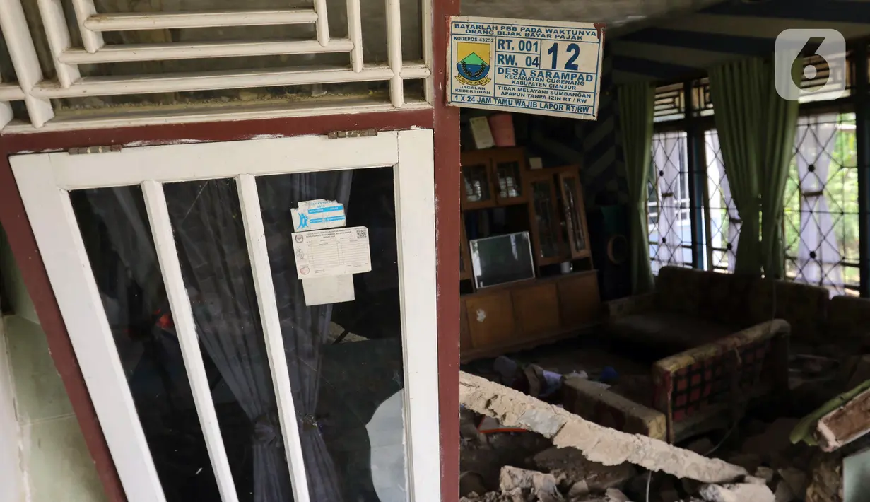 Kondisi rumah warga yang rusak akibat gempa di Desa Sarampad, Kabupaten Cianjur, Jawa Barat, Selasa (22/11/2022). Gempa dengan magnitudo 5,6 mengakibatkan sejumlah rumah dan jalan di Desa Sarampad rusak parah. (Liputan6.com/Herman Zakharia)