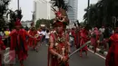  Sejumlah penari Cakalele adat Manado menghibur pengunjung Car Free Day di Bundaran HI, Jakarta, Minggu (27/11).  Tarian ini sebagai bentuk solidaritas saling menghargai satu sama lain. (Liputan6.com/Johan Tallo)