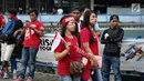 Sejumlah suporter wanita melukis pipinya dengan gambar bendera Merah Putih jelang semifinal SEA Games 2017 di Stadion Sham Alam Selangor, Malaysia, Sabtu (26/8). Timnas Indonesia U-22 bakal berlaga melawan Malaysia. (Liputan6.com/Faizal Fanani)