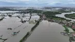Sebuah foto udara menunjukkan desa-desa yang terendam banjir di Calumpit, provinsi Bulacan, sebelah utara Manila pada tanggal 25 Juli 2025, setelah sebuah sungai meluap akibat hujan lebat yang disebabkan oleh Topan Co-May. (Ted ALJIBE/AFP)