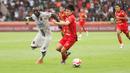 Pemain muda Persija Jakarta, Arlyansyah Abdulmanan berebut bola dengan pemain Persijap Jepara pada pekan ke-16 BRI Super League 2025/2026 di Stadion Utama Gelora Bung Karno (SUGBK), Jakarta Pusat, Sabtu (3/1/2026) sore WIB. (Bola.com/Abdul Aziz)