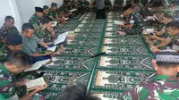Anggita TNI dari Kodim 1417 Kendari membaca satu juz Alquran setiap hari selama Ramadan (Ahmad Akbar Fua/Liputan6.com)