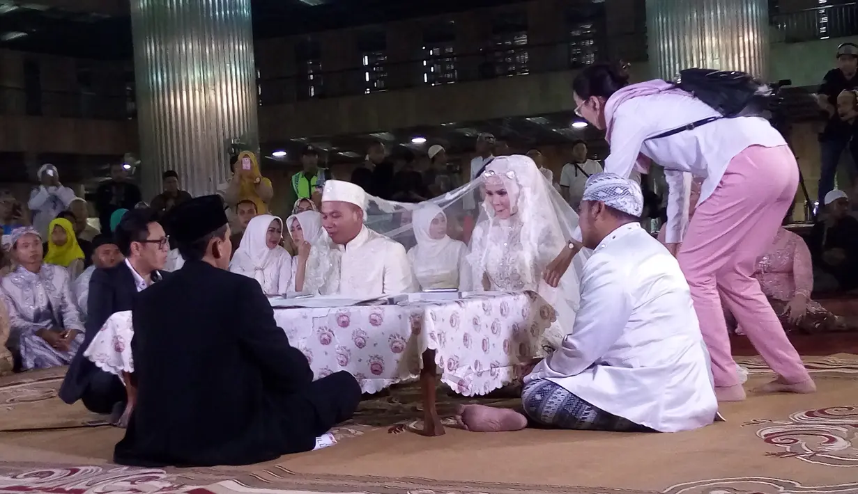 Vicky Prasetyo menikahi Angel Lelga dengan mahar berupa surah Ar-Rahman, berlian 5,29 karat, perhiasan emas 20 gram dan uang sebesar Rp9.022.018. (Nurwahyunan/Bintang.com)