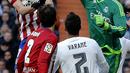 5. Kiper Real Madrid, Keylor Navas, duel udara dengan gelandang Atletico Madrid, Saul Niguez, pada ajang La Liga Spanyol di Stadion Santiago Bernabeu, Sabtu (27/2/2016). Real Madrid takluk 0-1 dari Atletico. (EPA/Ballesteros)