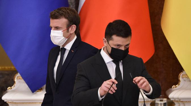 Presiden Ukraina Volodymyr Zelensky (kanan) dan Presiden Prancis Emmanuel Macron menghadiri konferensi pers setelah pertemuan di Kyiv, Ukraina, 8 Februari 2022. Volodymyr Zelensky berharap segera mengadakan pertemuan puncak dengan pemimpin Rusia, Prancis, dan Jerman. (Sergei SUPINSKY/AFP)