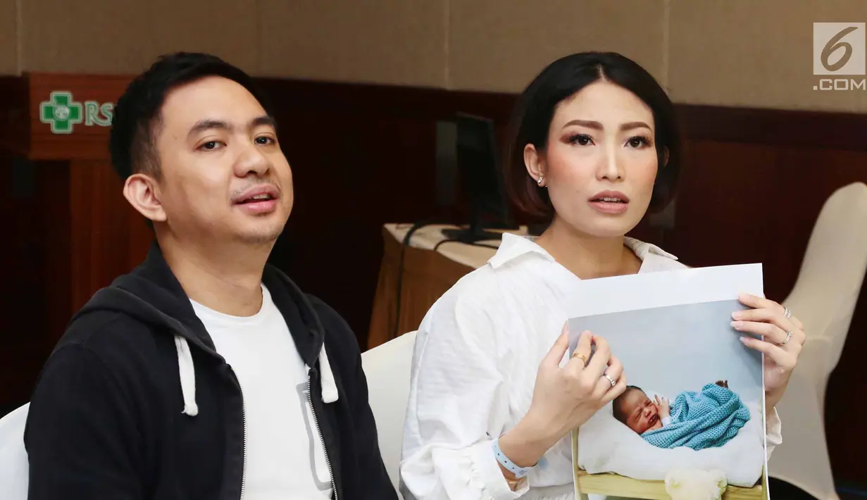 Ayu Dewi telah melahirkan anak keduanya yang berjenis kelamin laki-laki pada Jumat (7/7/2017) melalui persalinan normal, Jakarta, Senin (10/7). Ayu memberi nama anak keduanya tersebut Mohamad Aqlan Akasah Datau. (Liputan6.com/Herman Zakharia)