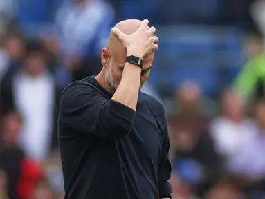 Pelatih Manchester City, Pep Guardiola, tampak kecewa setelah timnya tumbang 1-2 dari Brighton di Amex Stadium dalam laga Premier League, Minggu (31/8/2025) malam WIB. (AP Photo/Ian Walton)
