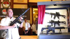 Menteri Pertahanan Ryamizard Ryacudu saat mencoba senjata baru produksi Pindad usai peresmian senjata baru di Gedung Kementerian Pertahanan, Jakarta, Kamis (9/6). (Liputan6.com/Angga Yuniar)