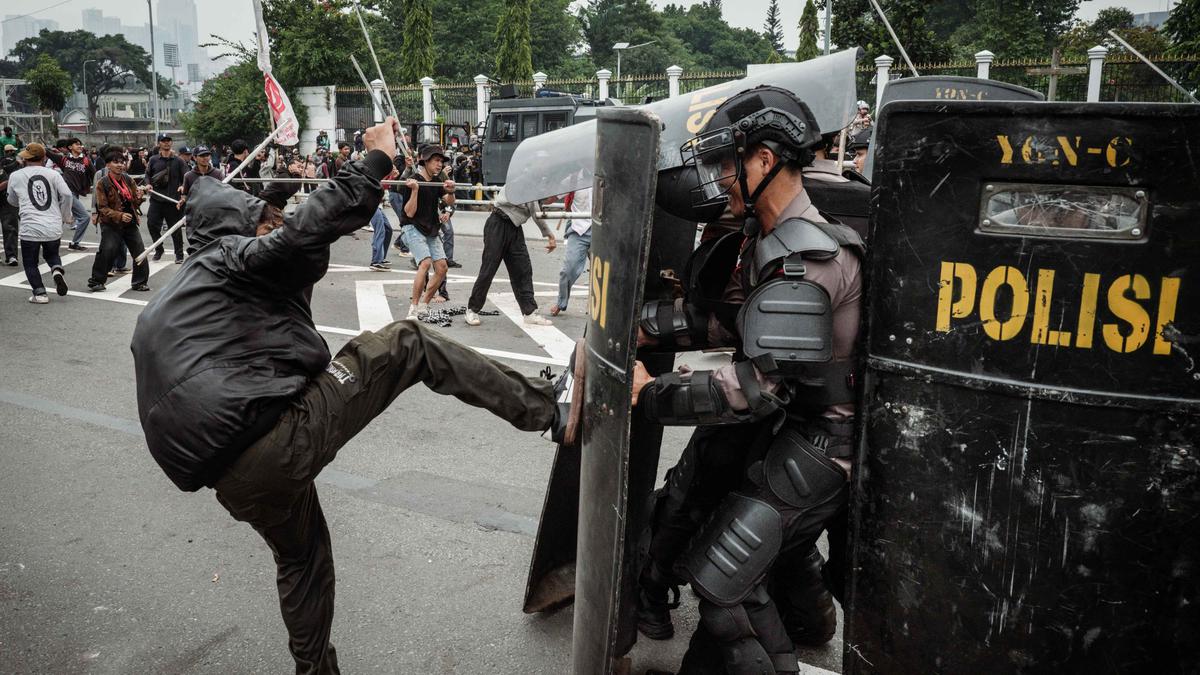 Unjuk Rasa 25 Agustus 2025 di Depan Gedung DPR Berakhir Ricuh
