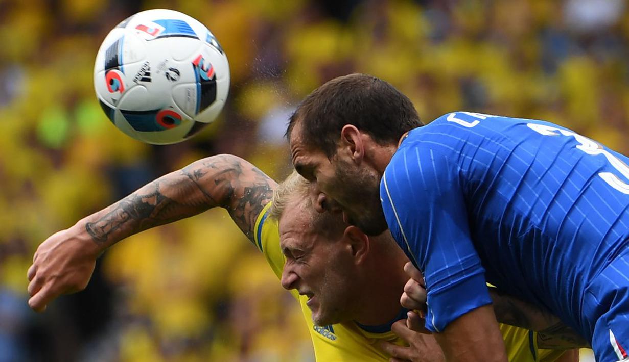 Pemain Italia, Giorgio Chiellini, duel dengan pemain Swedia, John Guidetti, pada laga Grup E Piala Eropa 2016 di Stadium de Toulouse, Jumat (17/6/2016). (AFP/Pascal Guyot)