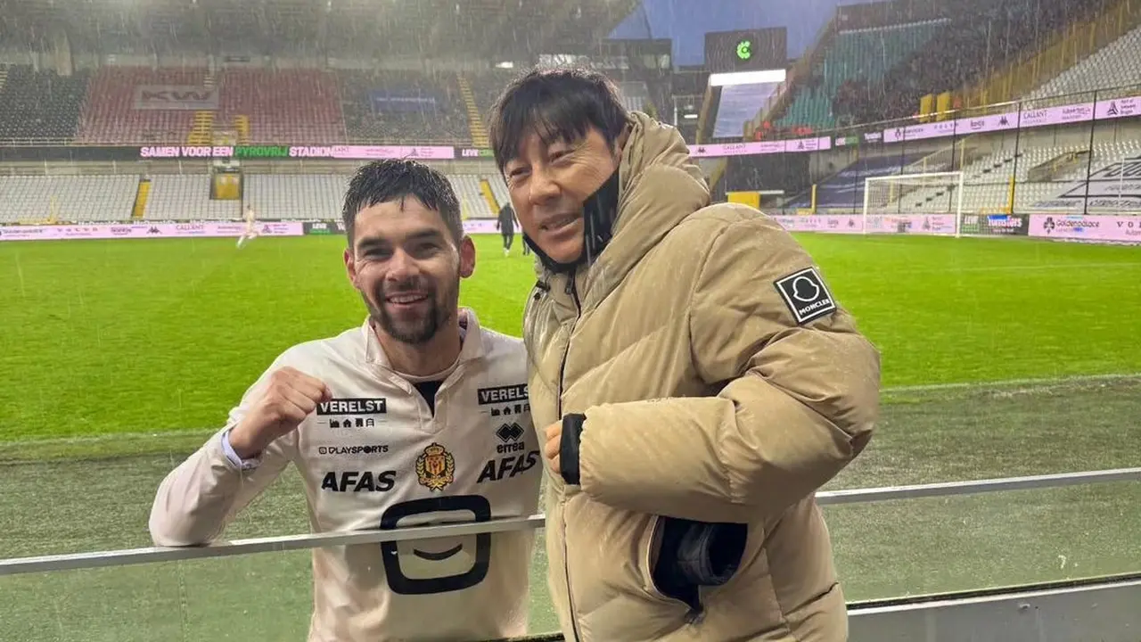 Shin Tae-yong dan Sandy Walsh di Belgia