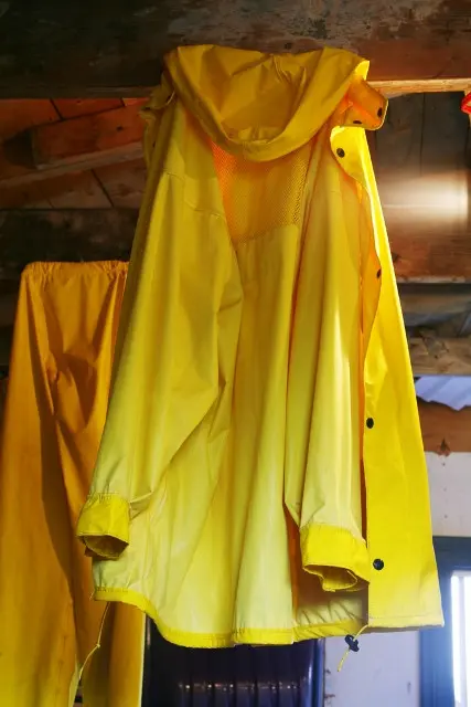 Biodegradable raincoat terbuat dari tepung tapioka