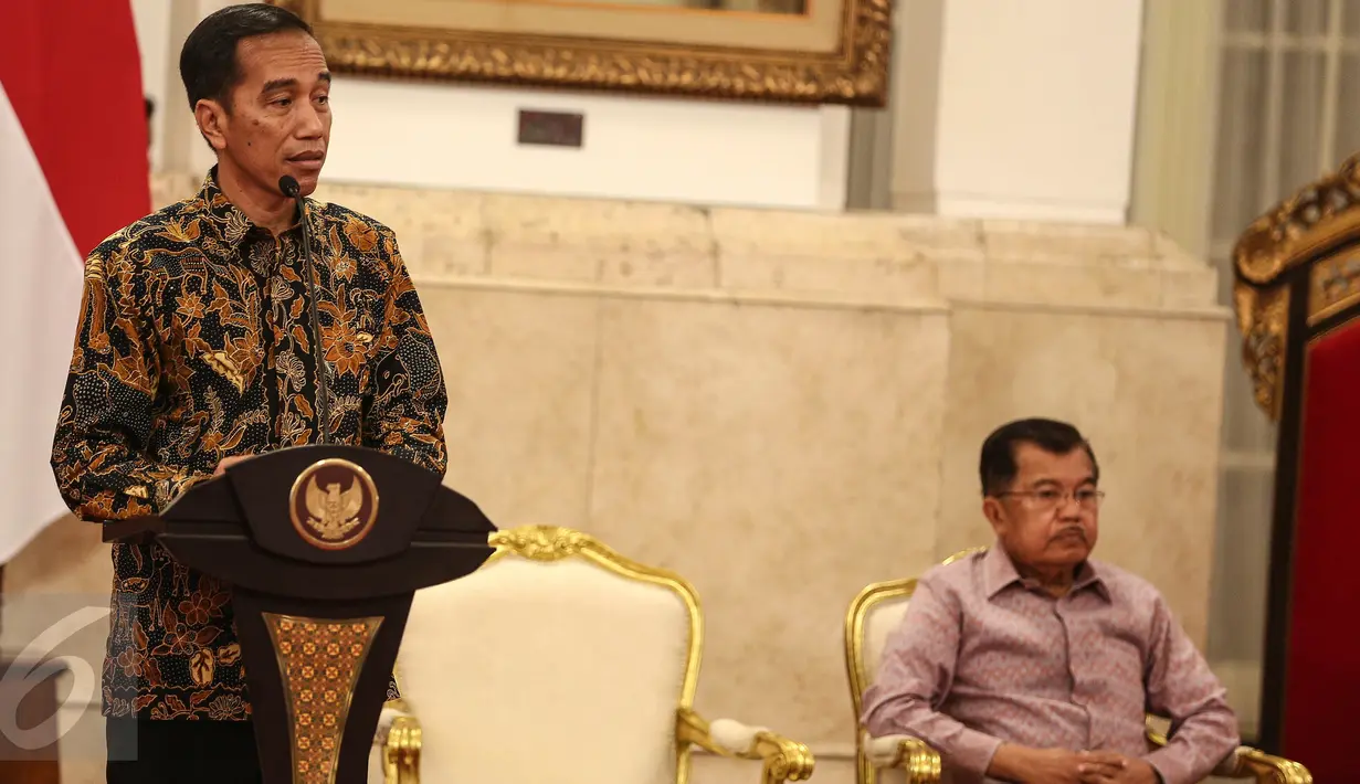 Presiden Jokowi didampingi Wapres Jusuf Kalla memberikan pengarahan  di Istana Negara, Jakarta, Selasa (18/7). Pengarahan diberikan kepada kepala kepolisian daerah (Kapolda) dan kepala kejaksaan tinggi (Kajati) se-Indonesia. (Liputan6.com/Faizal Fanani)