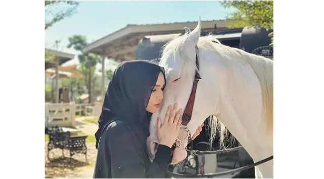 6 Potret terbaru Alyssa Spischak, putri sambung Ustaz Derry Sulaiman, memesona pakai hijab