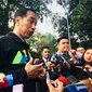 Presiden Jokowi mengenakan jaket Asian Games saat menerima 272 perwakilan siswa-siswi OSIS SMA berprestasi se-Indonesia di Istana Kepresidenan Bogor.