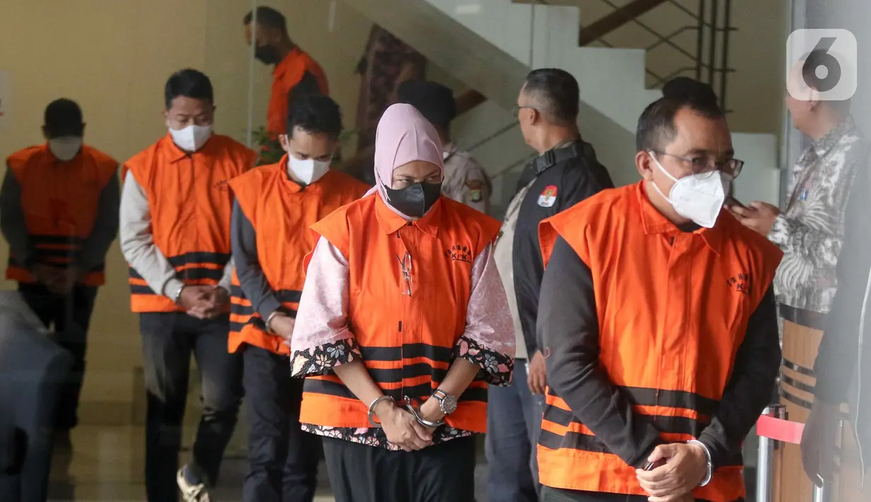 Enam tersangka kasus dugaan suap dan gratifikasi di lingkup Provinsi Kalimantan Selatan digiring ke ruang konferensi pers di gedung Merah Putih Komisi Pemberantasan Korupsi (KPK), Jakarta, Selasa (8/10/2024). (Liputan6.com/Herman Zakharia)