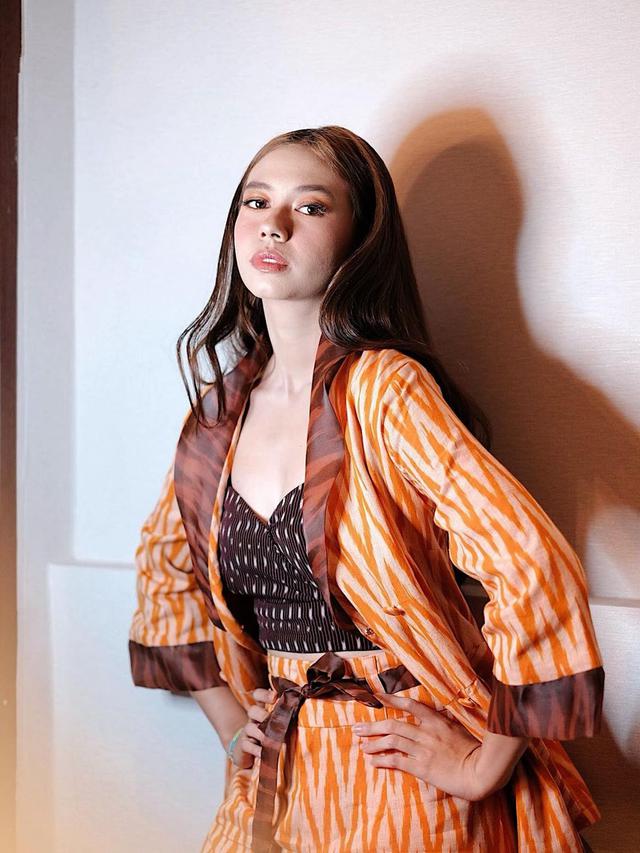 Pesona Yuki Kato Dalam Busana Kain Nusantara. (Sumber: Instagram/yukikt)